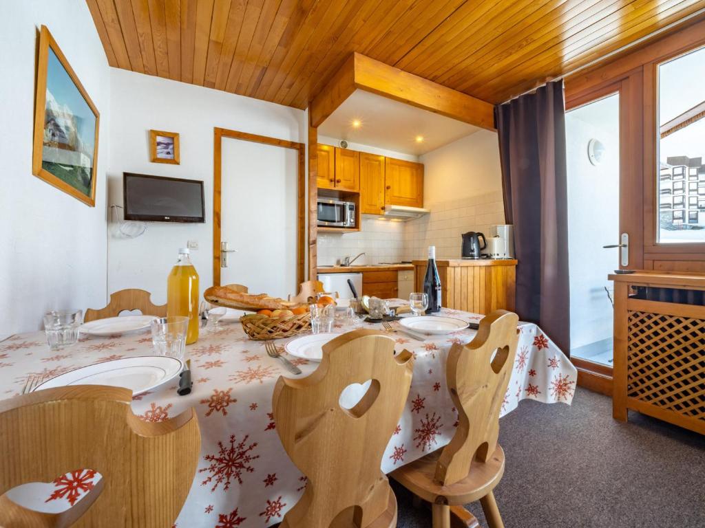 kuchnia i jadalnia ze stołem i krzesłami w obiekcie Appartement skis aux pieds à Tignes avec balcon, 6 couchages, proche commerces et navettes - FR-1-502-480 w mieście Tignes