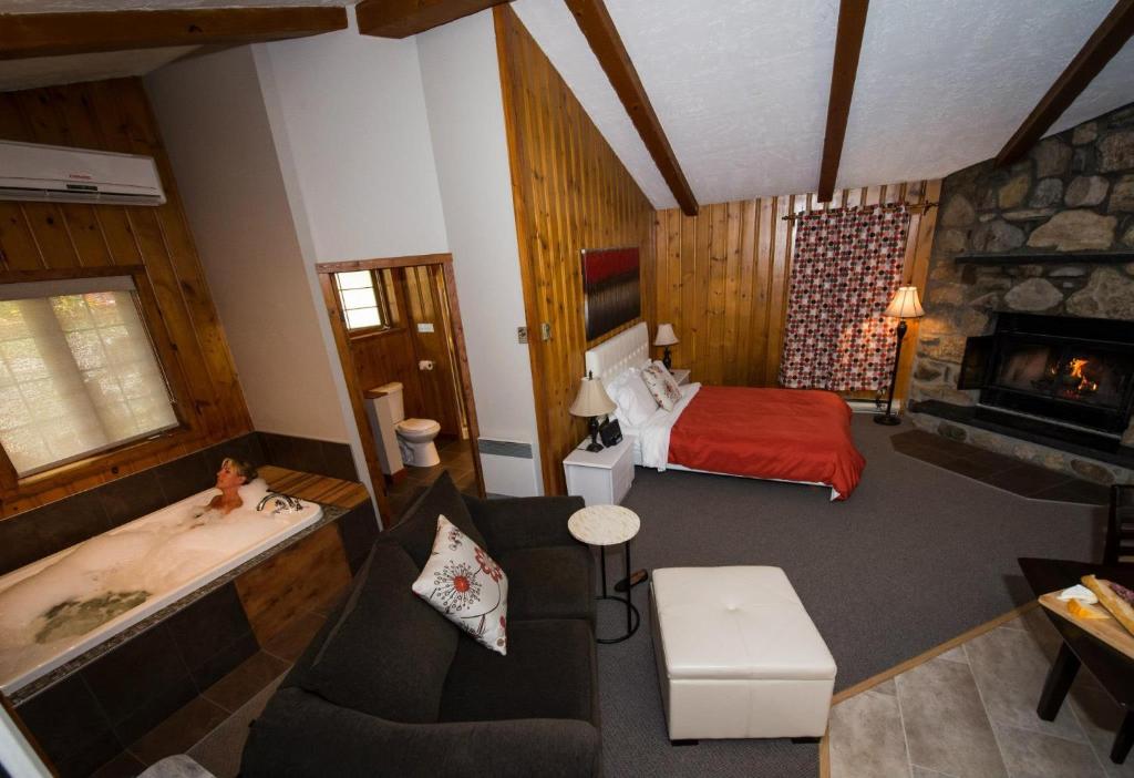 Postel nebo postele na pokoji v ubytování Chalets Lac à la Truite