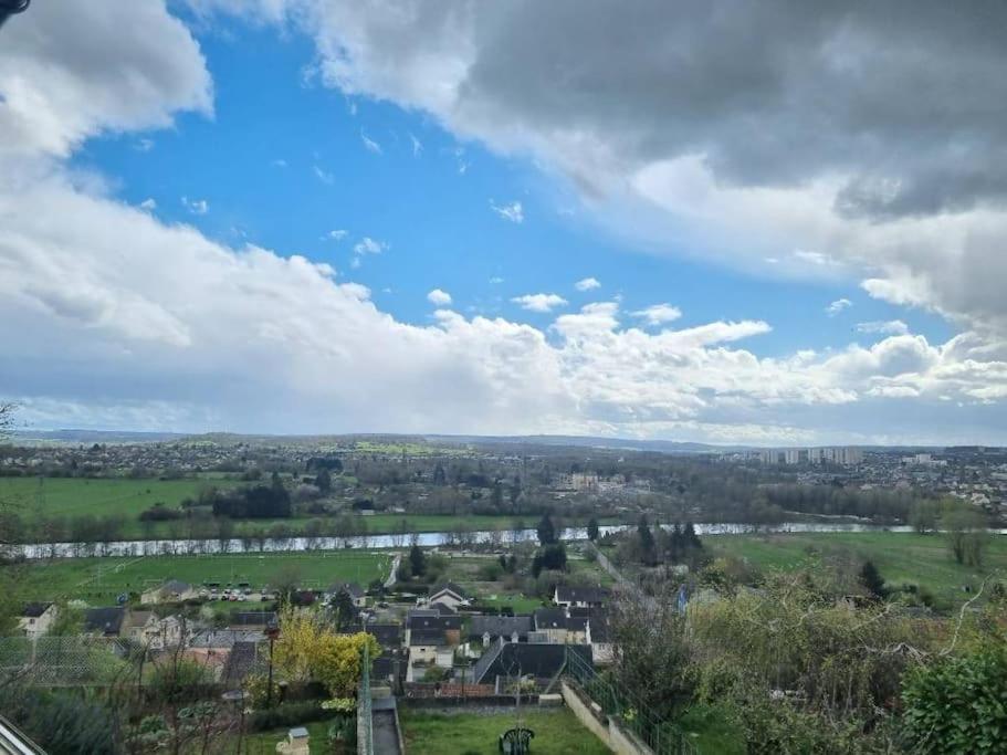 une vue sur une ville sous un ciel nuageux dans l'établissement Le Haut du Theux - Gîte de vacances, à Charleville-Mézières