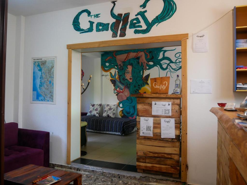 ein Zimmer mit einem Schild, das den Freak liest in der Unterkunft The Galley Party Hostel in Shkodra
