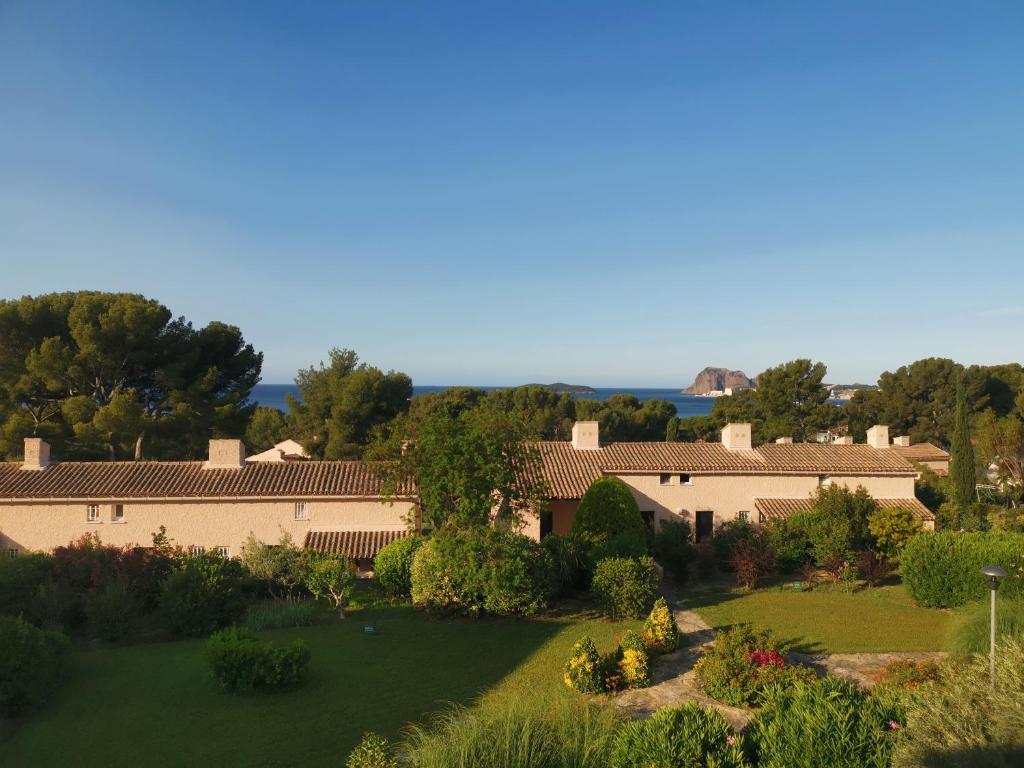 une vue aérienne d'une maison avec une cour dans l'établissement Appartement Vue Mer La Ciotat, à La Ciotat