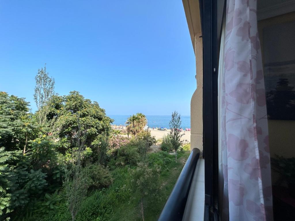 una ventana con vistas a la playa en Apartment with Beach Views, en Fuengirola