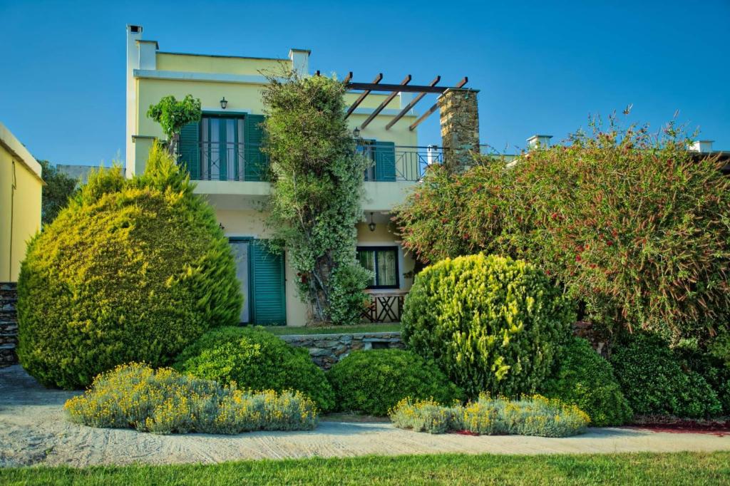 een huis met struiken ervoor bij Villa Κτήμα Νικόλα in Likórrevma
