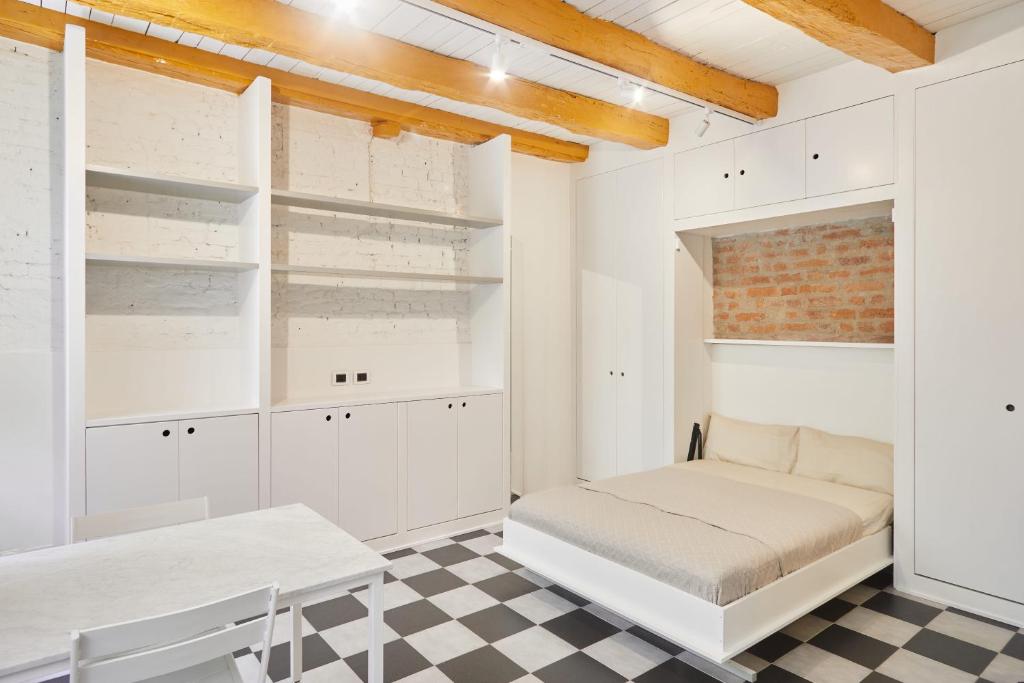 ein Schlafzimmer mit einem Bett und einem karierten Boden in der Unterkunft Incantevole appartamento in darsena in Mailand