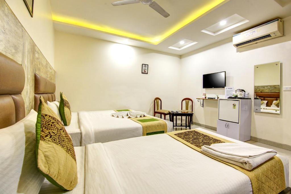 TV a/nebo společenská místnost v ubytování Gracious by Vishesh Hotels & Home Stay