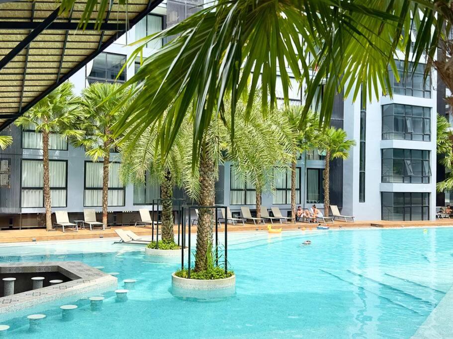 Bazén v ubytování Kamala Beach D49 Exclusive Junior Suite nebo v jeho okolí