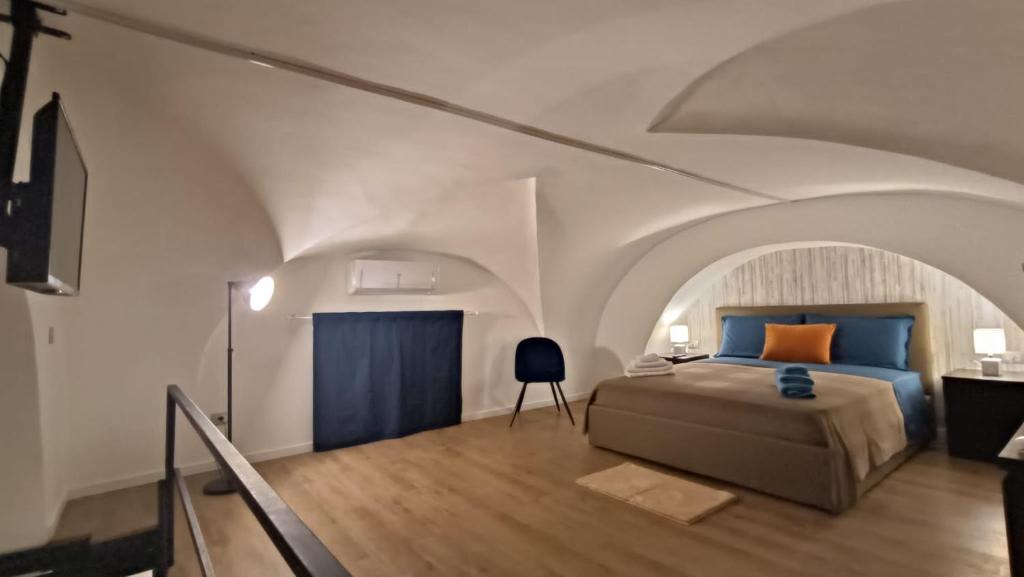 een slaapkamer met een bed en een trap in een kamer bij MAISON VENTIMIGLIA 83 in Catania