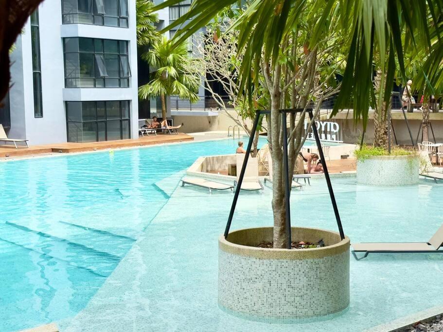 Bazén v ubytování Kamala Beach D49 Exclusive Junior Suite nebo v jeho okolí