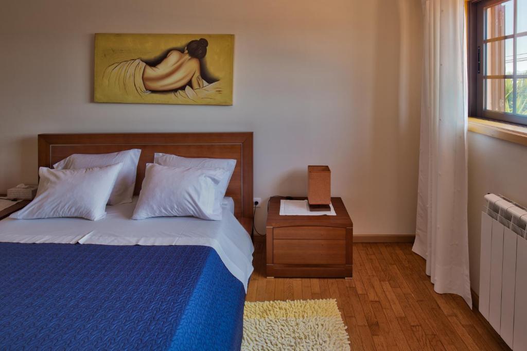 Postel nebo postele na pokoji v ubytování Quarto em Viana do Castelo