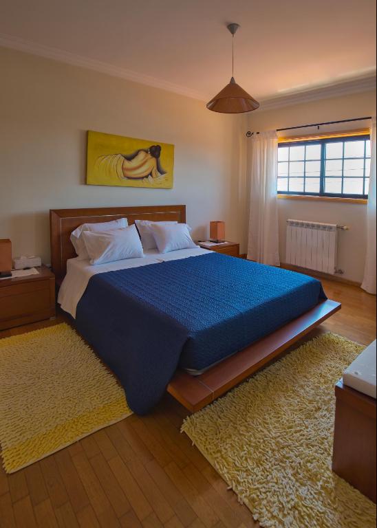 Postel nebo postele na pokoji v ubytování Quarto em Viana do Castelo