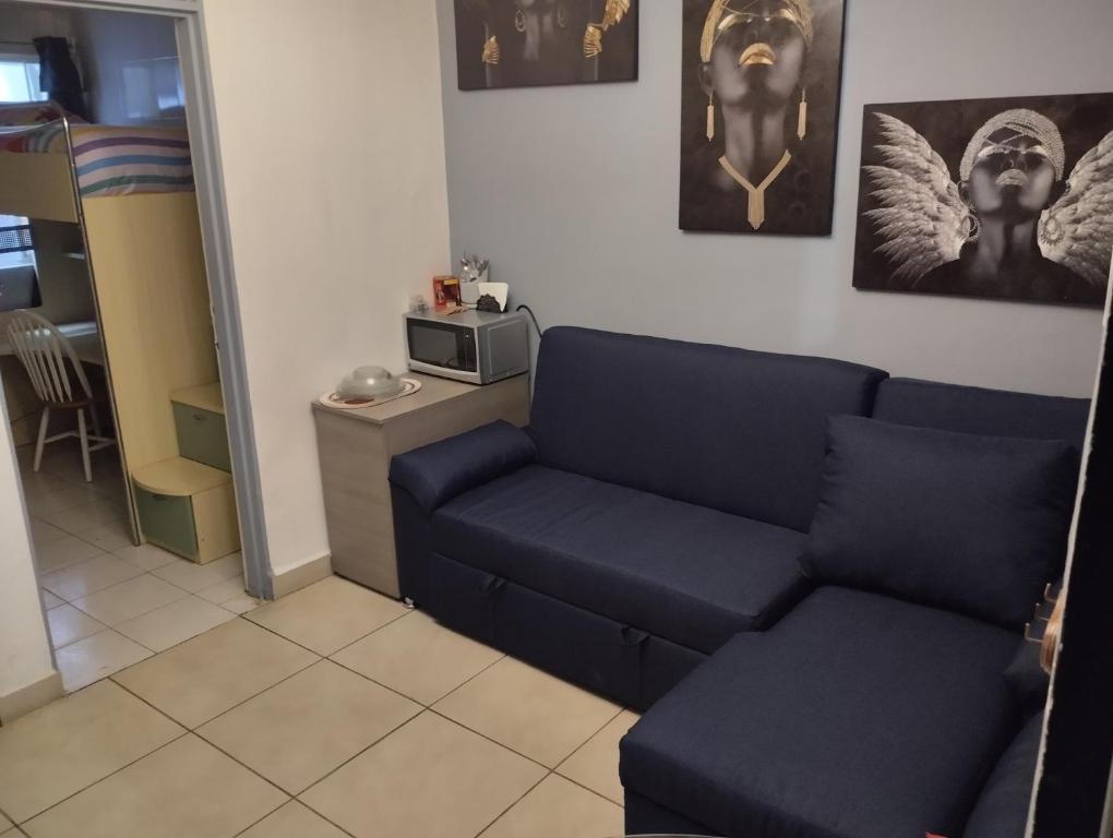 uma sala de estar com um sofá e um micro-ondas em Bonito depto con patio y oficina a 7 minutos caminando AICM em Cidade do México