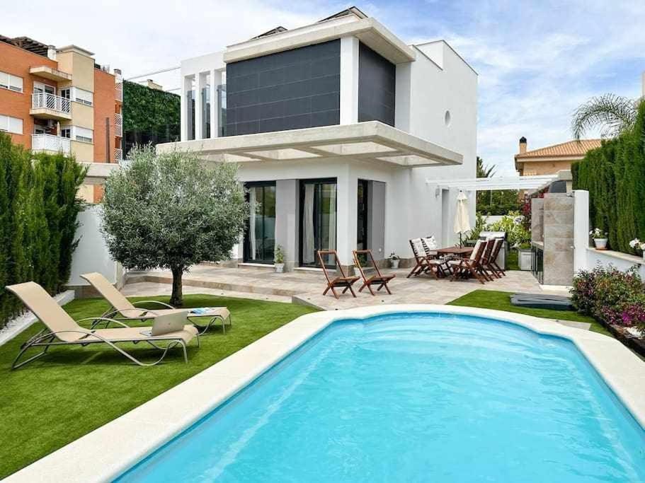 een villa met een zwembad voor een huis bij Nice Nordic Style Villa 8 min from the beach. in El Campello