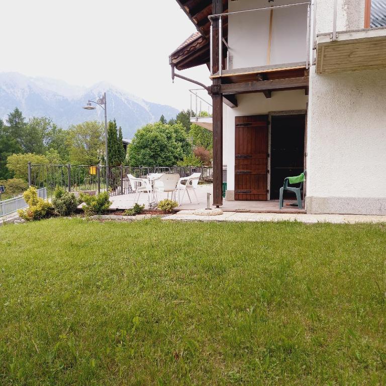 a house with a lawn in front of a building at APPARTAMENTO OLGA in Massimeno