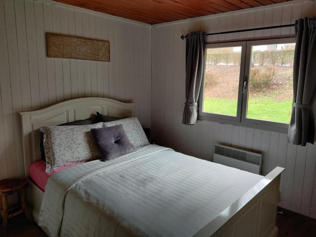 Postel nebo postele na pokoji v ubytování Bij Bart & Inge-La Boverie-Chalet nr 79
