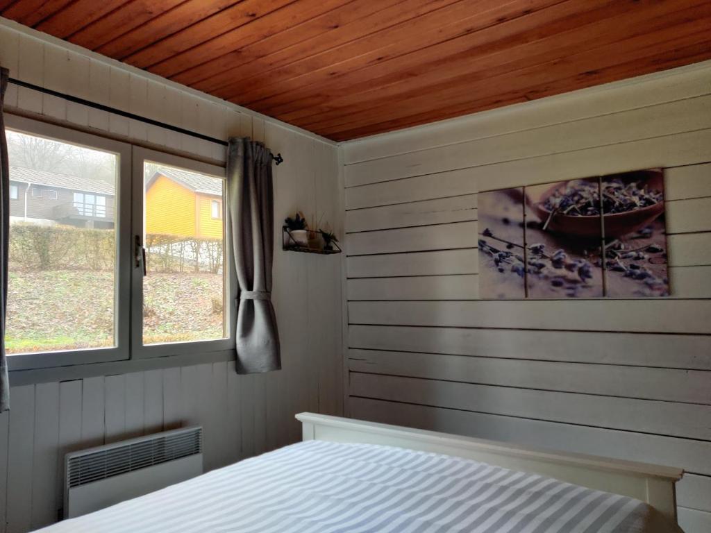 Postel nebo postele na pokoji v ubytování Bij Bart & Inge-La Boverie-Chalet nr 79