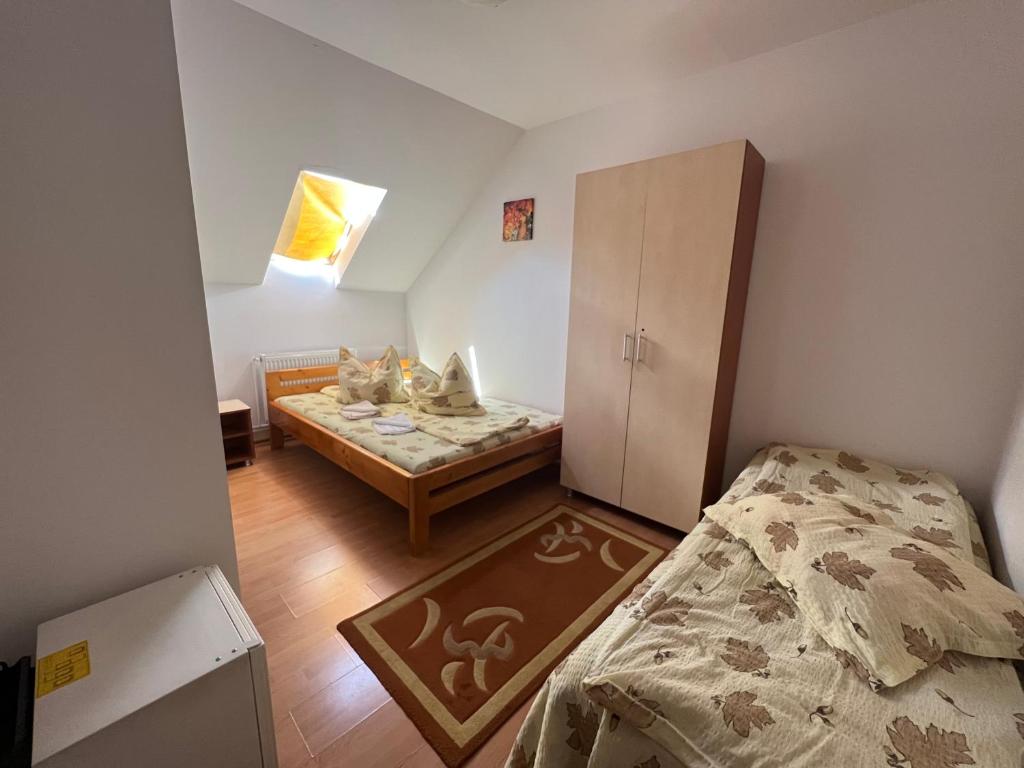 een kleine kamer met een bed en een kast erin bij Casa Roland in Sovata