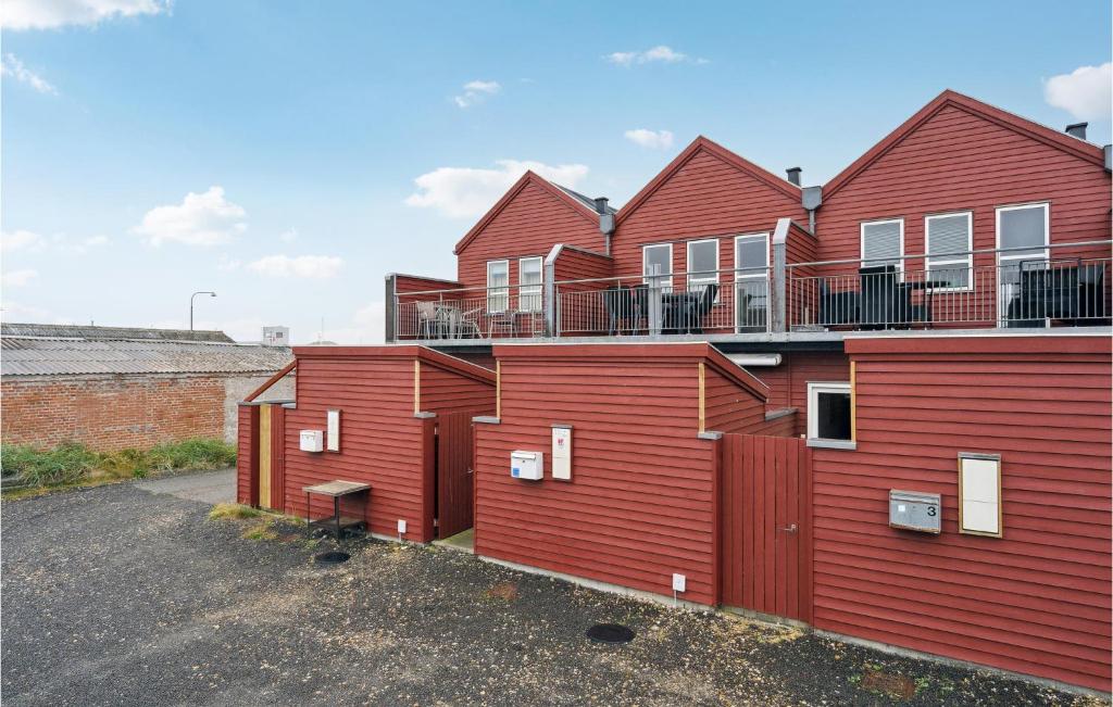eine Reihe roter Häuser auf einem Parkplatz in der Unterkunft Lovely Apartment In Ulfborg With House A Panoramic View in Ulfborg