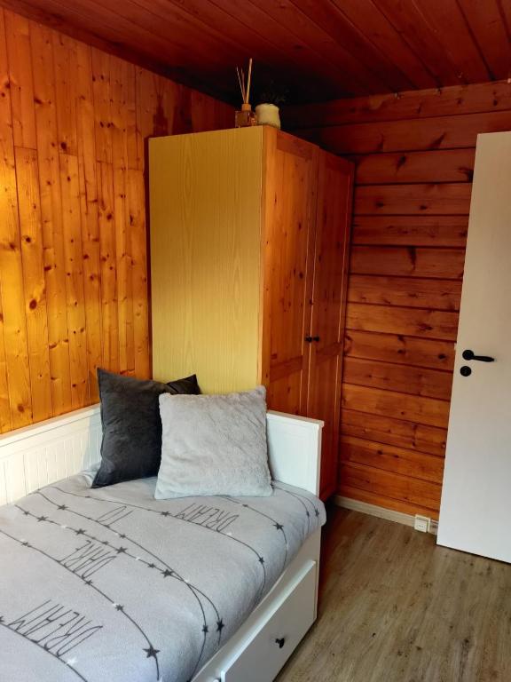 Postel nebo postele na pokoji v ubytování Bij Bart & Inge-La Boverie-Chalet nr 79