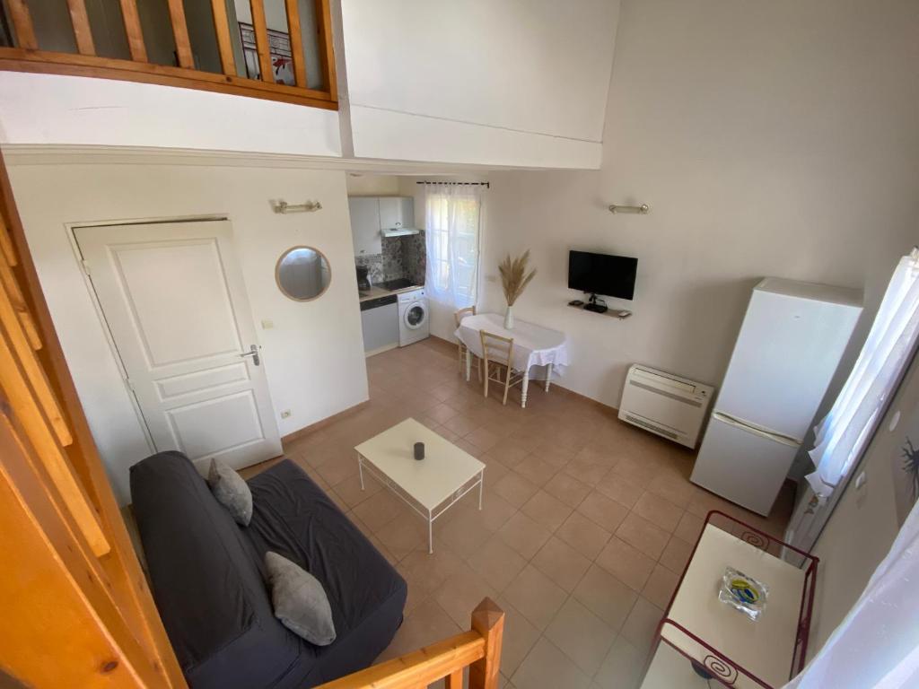 mały salon z kanapą i stołem w obiekcie Chez Mathieu w mieście Gallargues-Le-Montueux