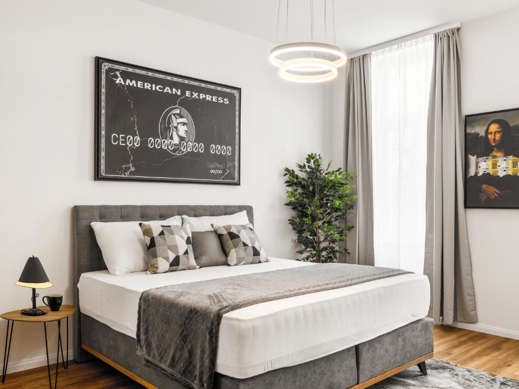 um quarto com uma cama e um cartaz na parede em SKY9 Apartments District 6 (Mariahilfer Straße) em Viena