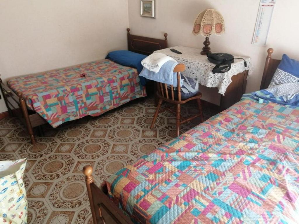 1 dormitorio con 2 camas, mesa y escritorio en Avellino appartamento centralissimo en Avellino