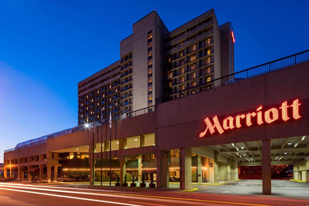 チャールストンにあるCharleston Marriott Town Centerの夜のマリオットの看板がある大きな建物