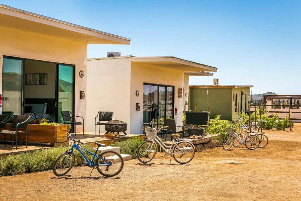 um grupo de bicicletas estacionadas fora de uma casa em Finca San Sebastian em Valle de Guadalupe