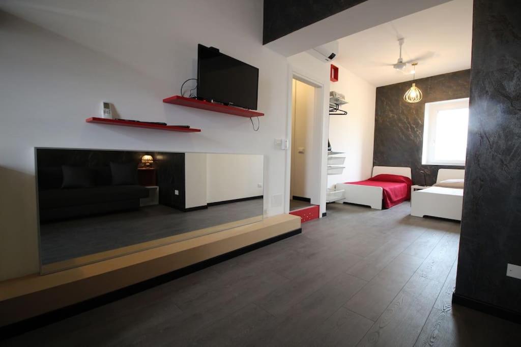 ein Wohnzimmer mit einem Sofa und einem Kamin in der Unterkunft Monolocale in Verona