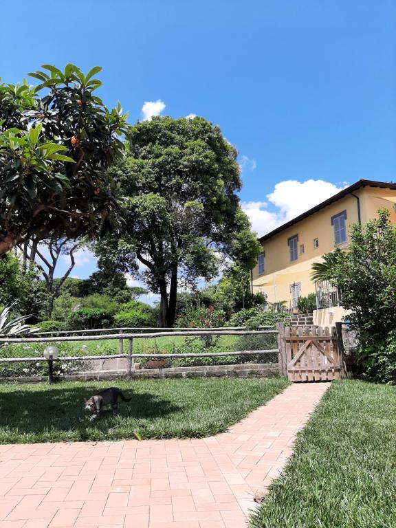 A garden outside IV Casale Roma Country Villa
