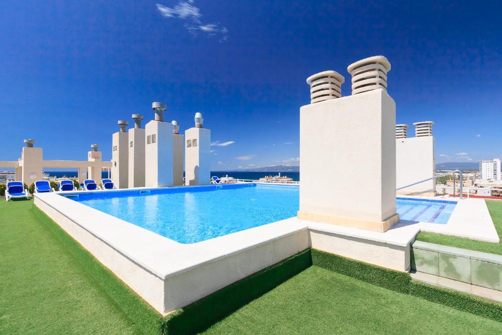 una piscina en la azotea de un edificio en UHC Central Park Apartments, en Salou