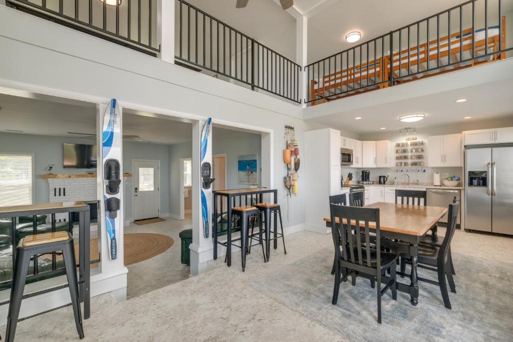 une cuisine et une salle à manger avec une table et des chaises dans l'établissement Vacation Rental House Situated on Chesapeake Bay, à Ridge
