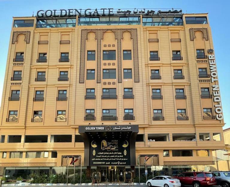 un gran edificio con un cartel encima en Golden Tower Hotel AlKhobar Corniche, en Al Khobar