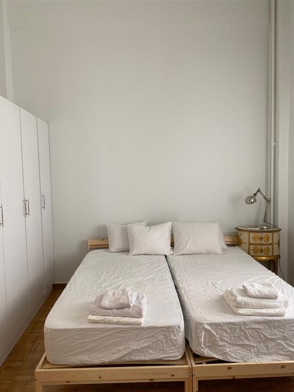 um quarto com uma cama com duas toalhas em Graffiti Ground Floor em Atenas