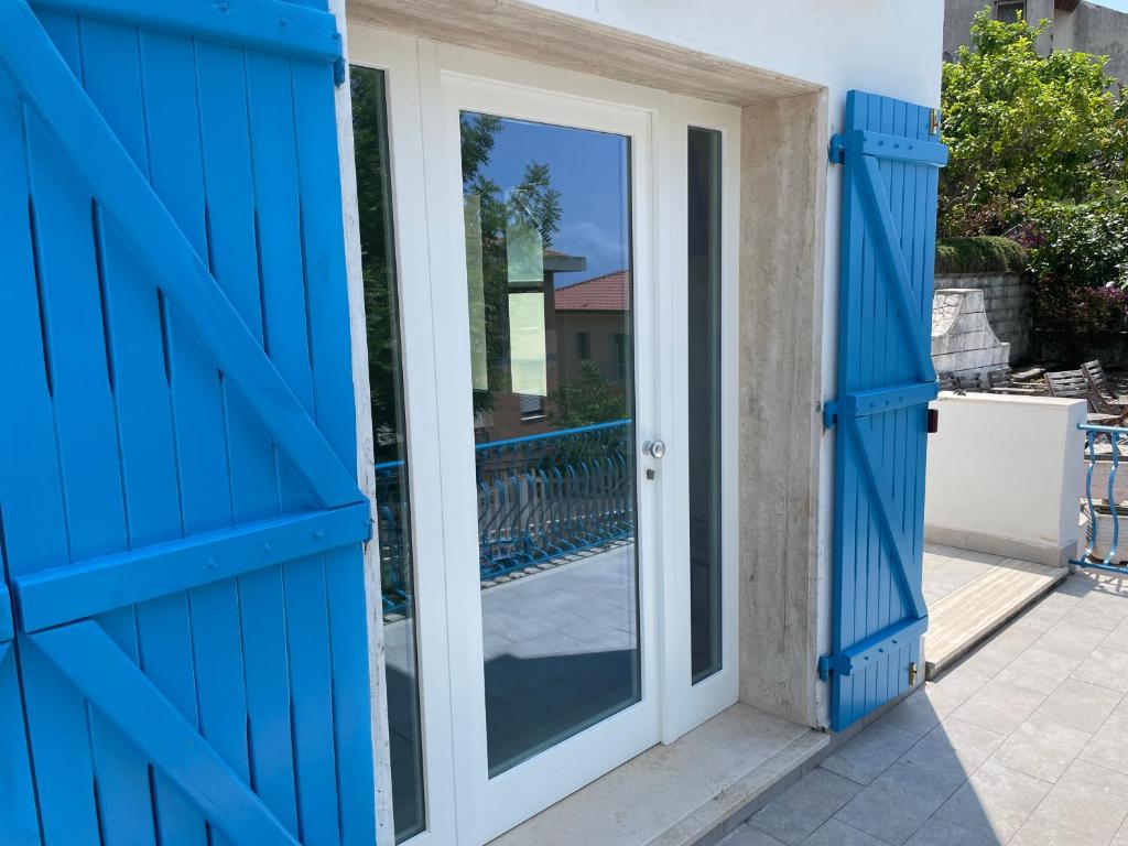 przesuwnymi szklanymi drzwiami z widokiem na basen w obiekcie Villa Leone w mieście Sperlonga