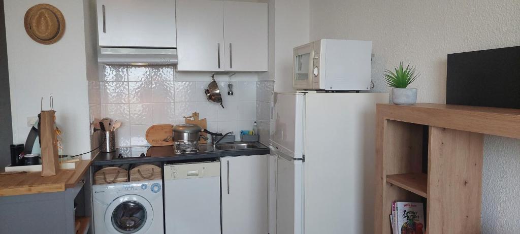 Kuchyň nebo kuchyňský kout v ubytování Port-Vendres, Appartement climatisé Vue Mer ! Le port à 3 minutes !