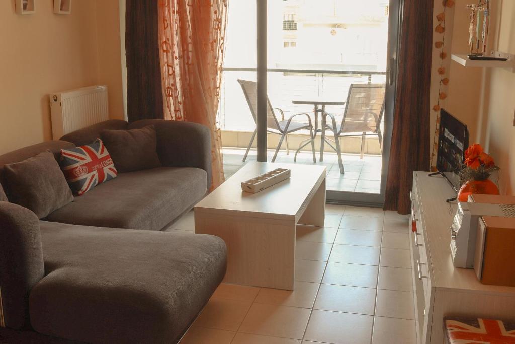 - un salon avec un canapé et une table basse dans l'établissement Sunshine Apartments #02, à Thessalonique
