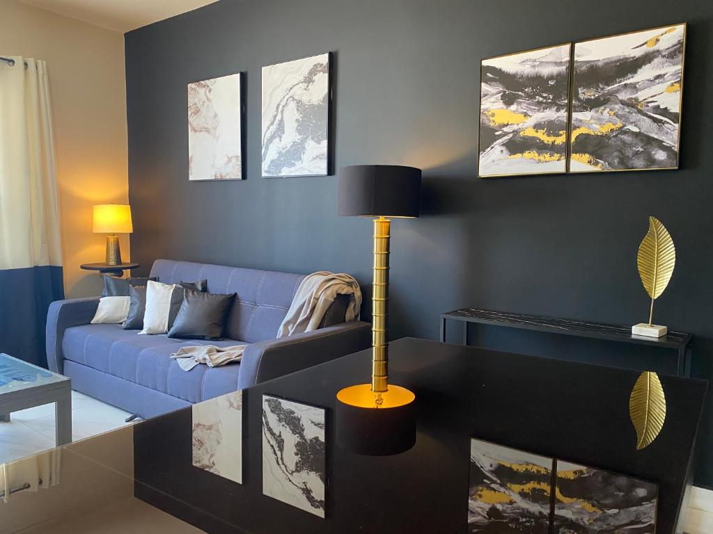 プエルト・ペニャスコにあるAncla Suite 8 - 2 Bedroom Urban Hotelのリビングルーム(青いソファ、テーブル付)