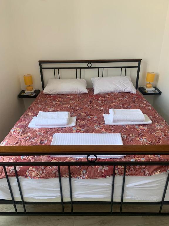 una camera da letto con un letto grande con due cuscini di Rajski Horizonti - Rooms Ram I a Ram