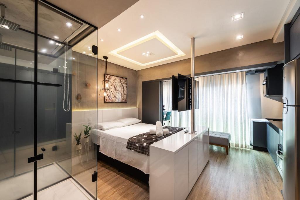 1 dormitorio con 1 cama y ducha acristalada en VU3 - Estilo e Conforto: Studio de Luxo Próx. ao Allianz Parque, en São Paulo