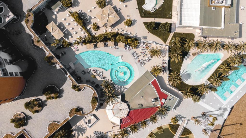 Una vista aérea de un complejo turístico con piscina. en UNA HOTELS MH Matera, en Matera