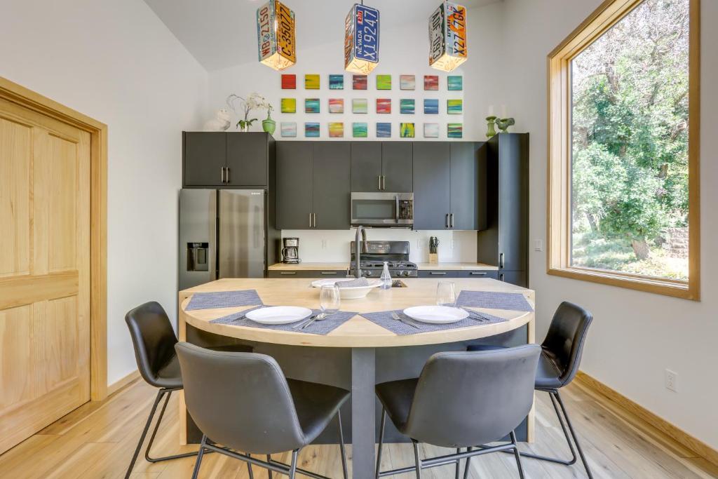 une cuisine avec une grande table et des chaises en bois dans l'établissement New Castle Getaway with Grill and Mountain Views!, à New Castle