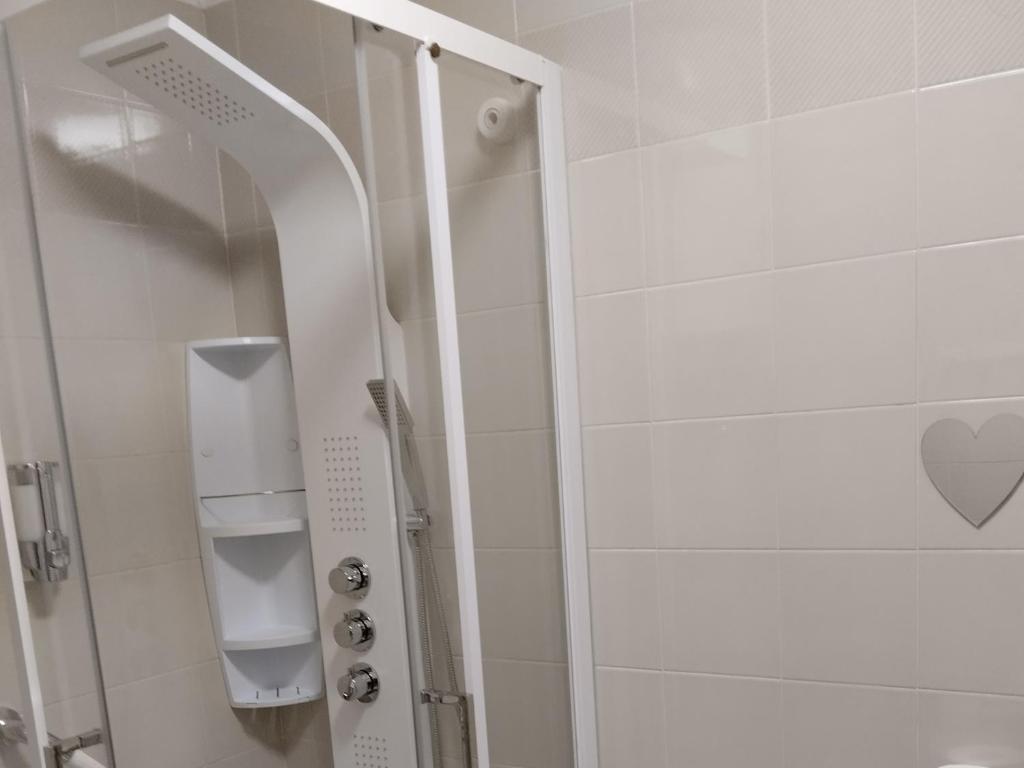 una doccia con porta in vetro in bagno di IL RISVEGLIO a Sella Nevea