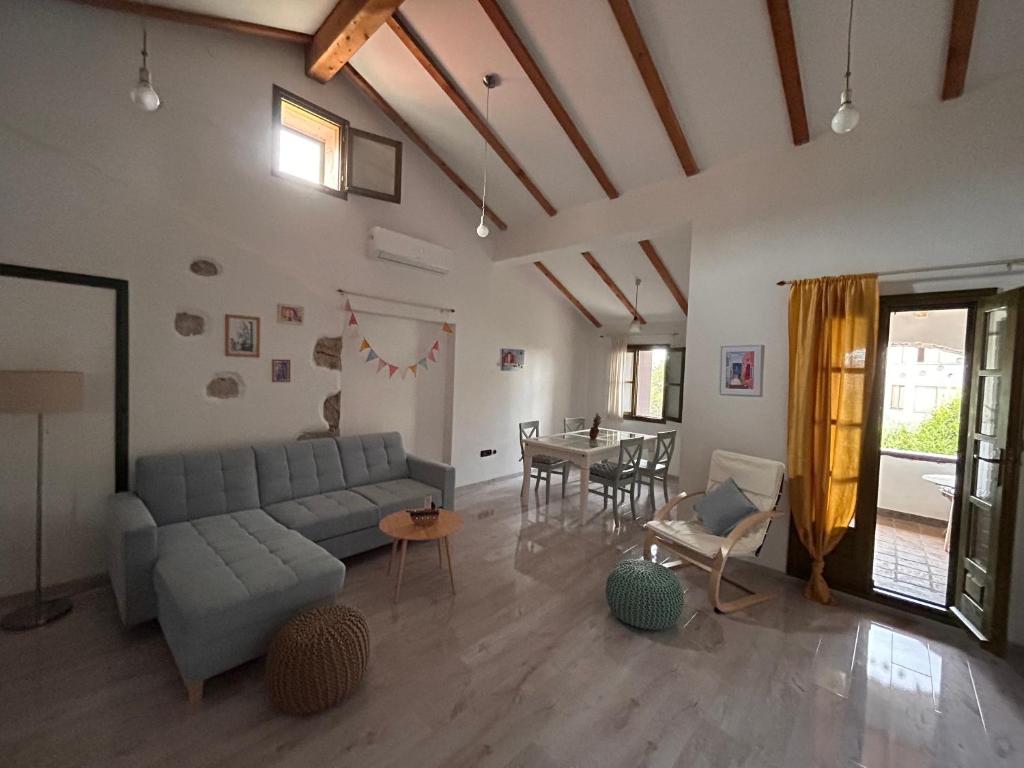 uma sala de estar com um sofá e uma mesa em Gaya apartments em Sibenik