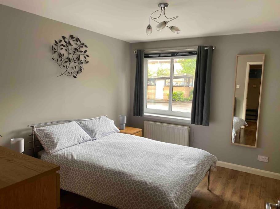 um quarto com uma cama e uma janela em Spacious Ground Floor 2 Bed by Lains Lettings em Aberdeen