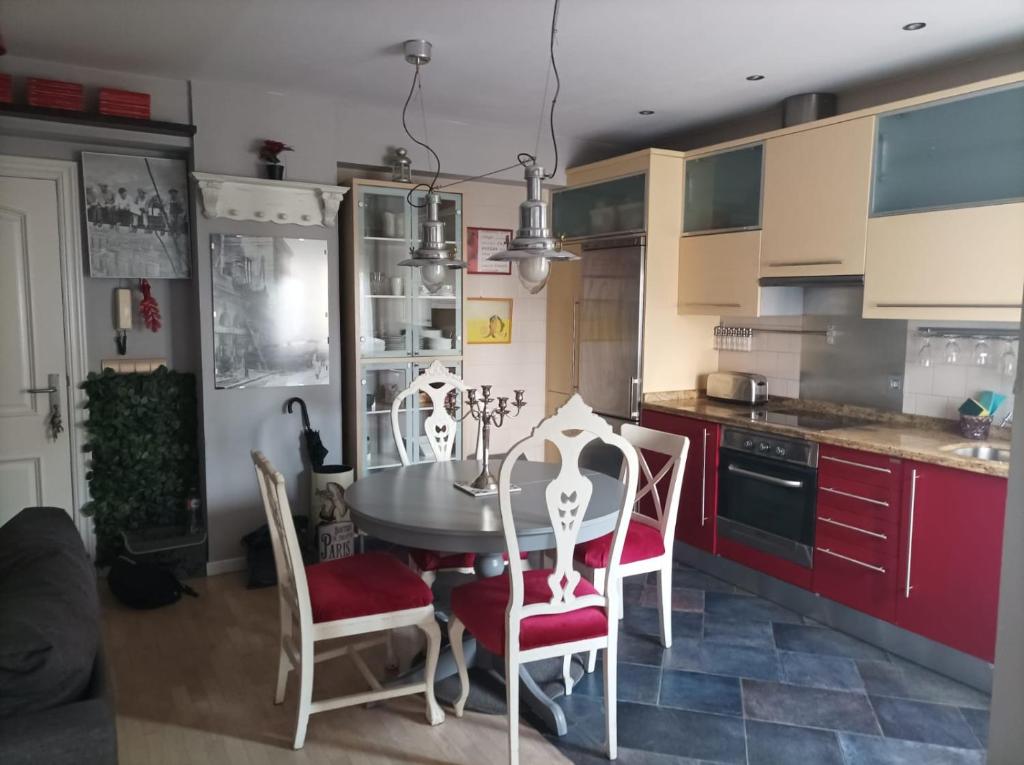 a kitchen with a dining room table and chairs at Apartamento San Quirce - céntrico y reformado- wifi y netflix in Valladolid