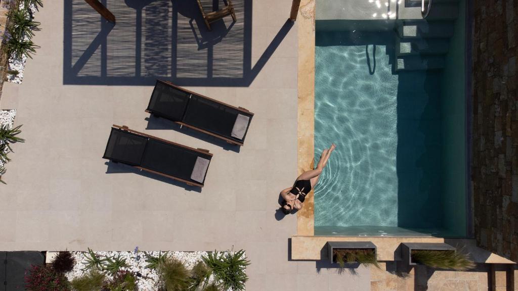 Bazén v ubytování Pnoes Luxury Suites nebo v jeho okolí
