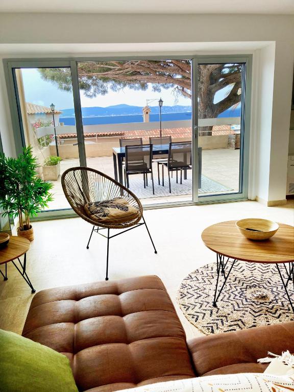 un salon avec un canapé, une table et des chaises dans l'établissement Grand Duplex climatisé avec terrasse face à la mer, à Sainte-Maxime