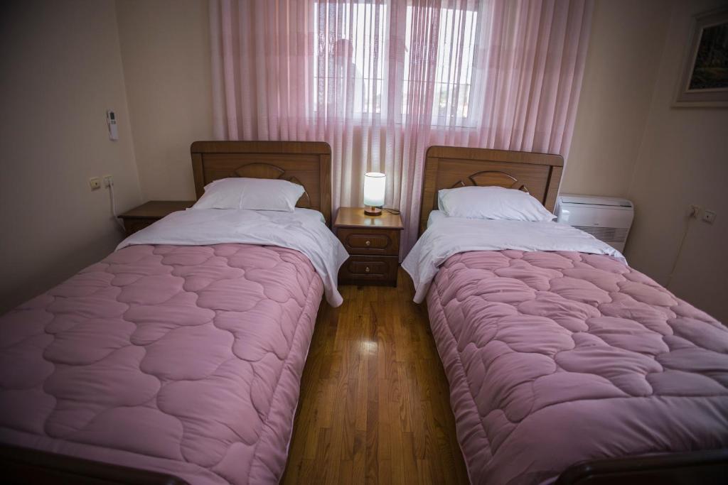 Postel nebo postele na pokoji v ubytování Vila Visi Hotel