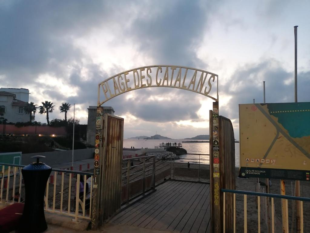 une porte en bois avec un panneau indiquant qu'il n'est pas utilisé de murs de mer dans l'établissement Plage des Catalans, à Marseille
