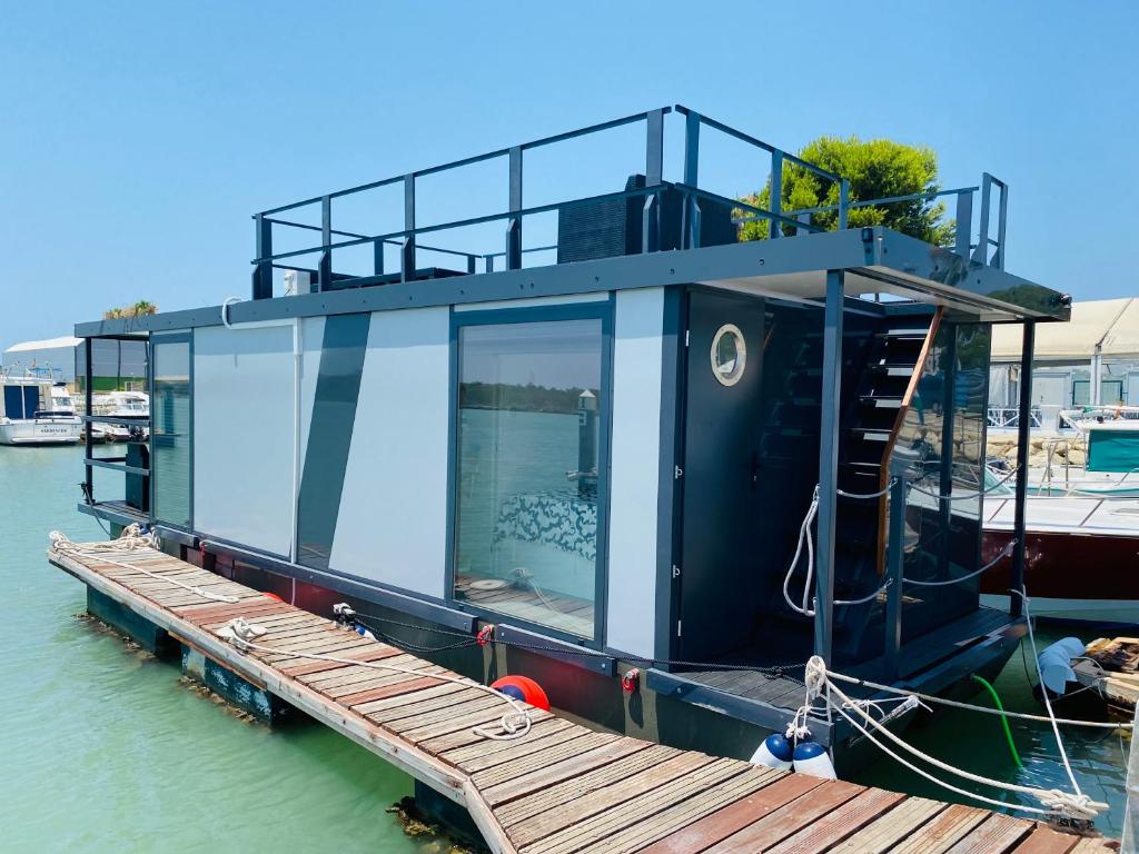 een woonboot op een dok in het water bij Houseboat Cádiz El Puerto - Casa Flotante in El Puerto de Santa María